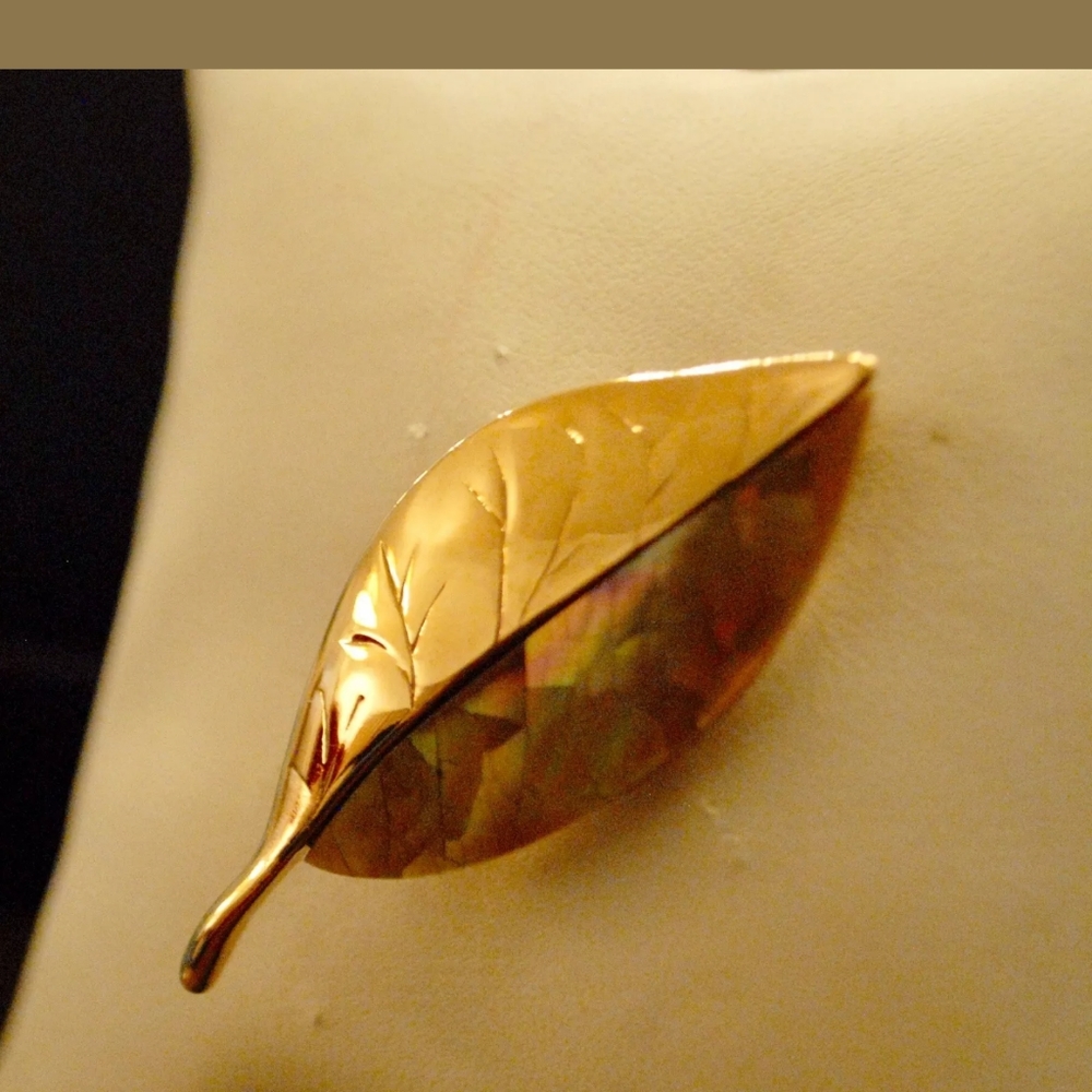 Small Golden Leaf Pin
